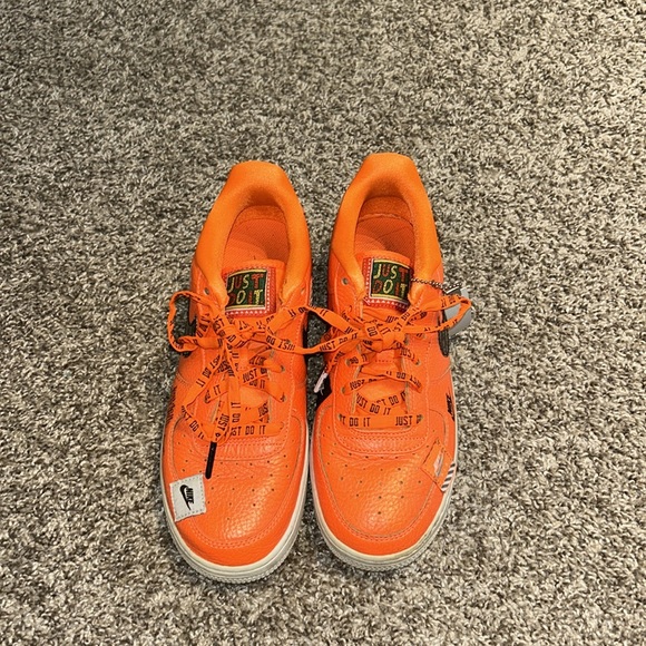 2018 air force 1 low ‘just do it’. orange. size boys/mens 7. - Picture 2 of 9